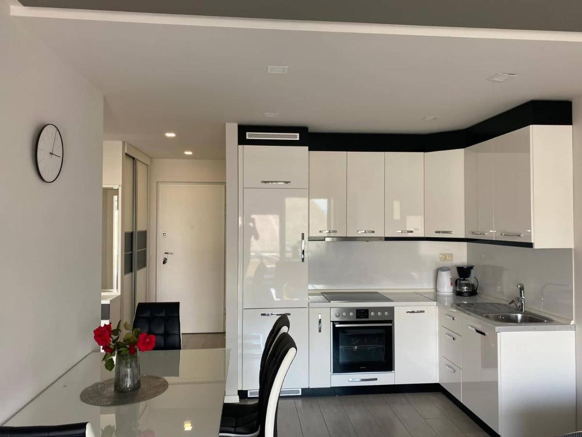 Modern Apartments With Garage マカルスカ エクステリア 写真